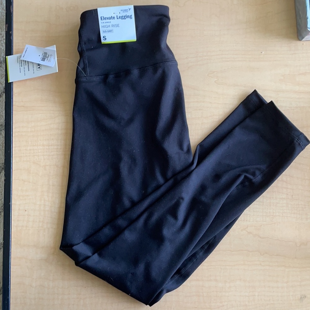 Old Navy Women’s Elevate 7/8 Legging in Black